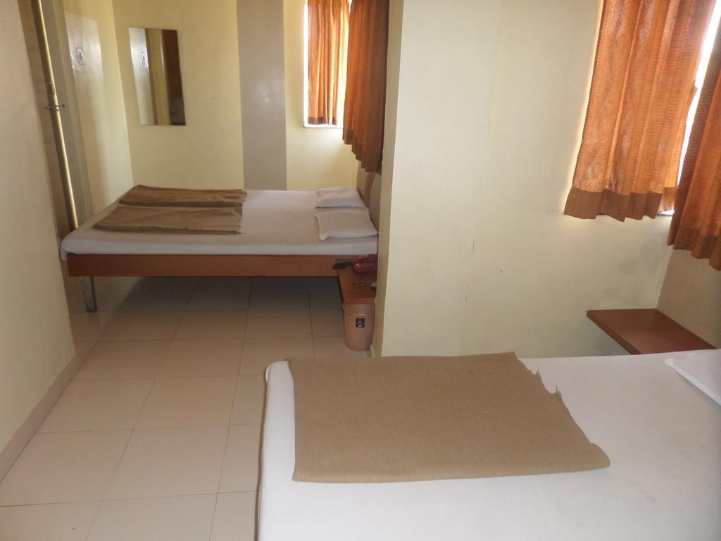 Hotel Sai Ratna Nashik Esterno foto
